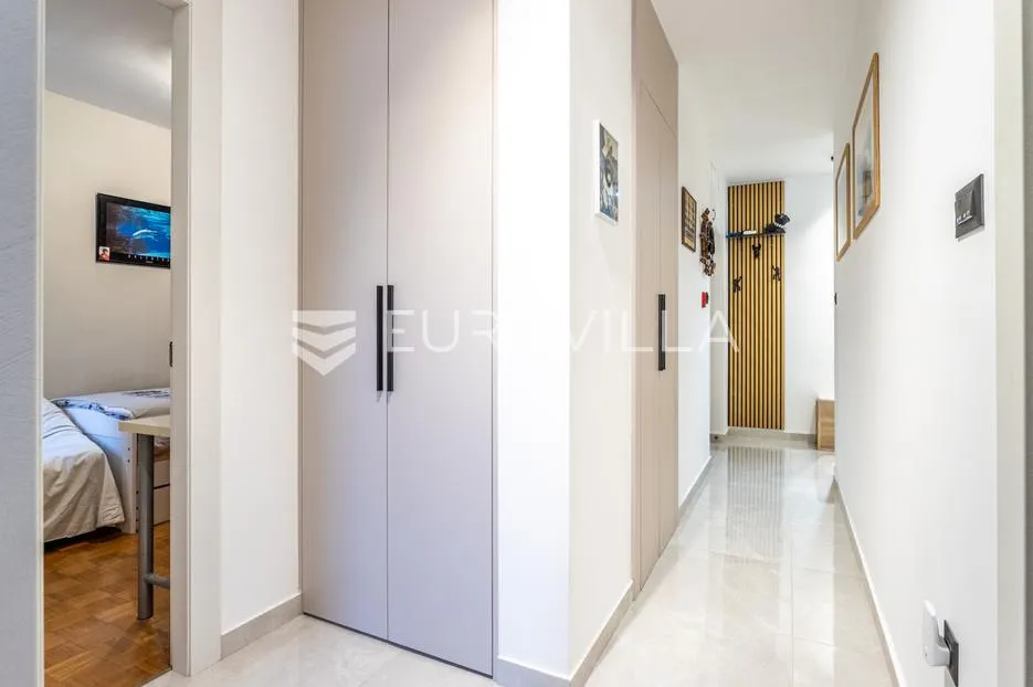 split, pujanke, trosoban stan s pogledom na more i terasom, kompletno renoviran - slika 16