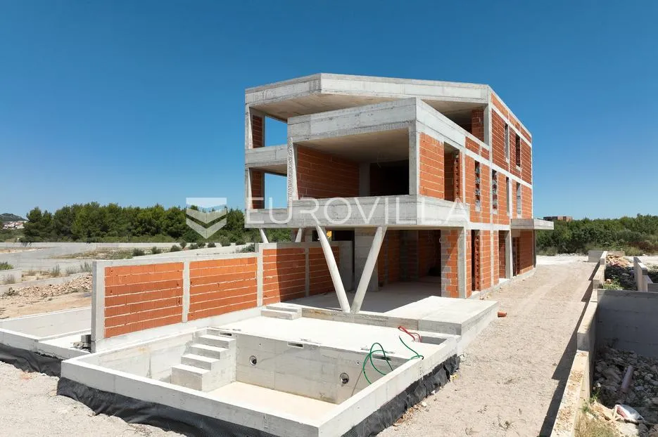vodice, prostran stan s bazenom i dvorištem, 165,37 m² - slika 13