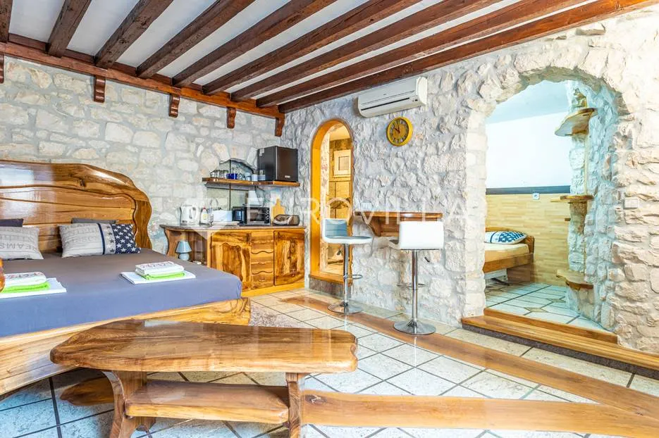 trogir, autohtona kamena kuća s pogledom na more - slika 15