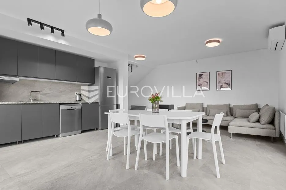 Istra, Poreč, dvojna kuća 180 m² s 4 spavaće sobe i 3 parkirna mjesta