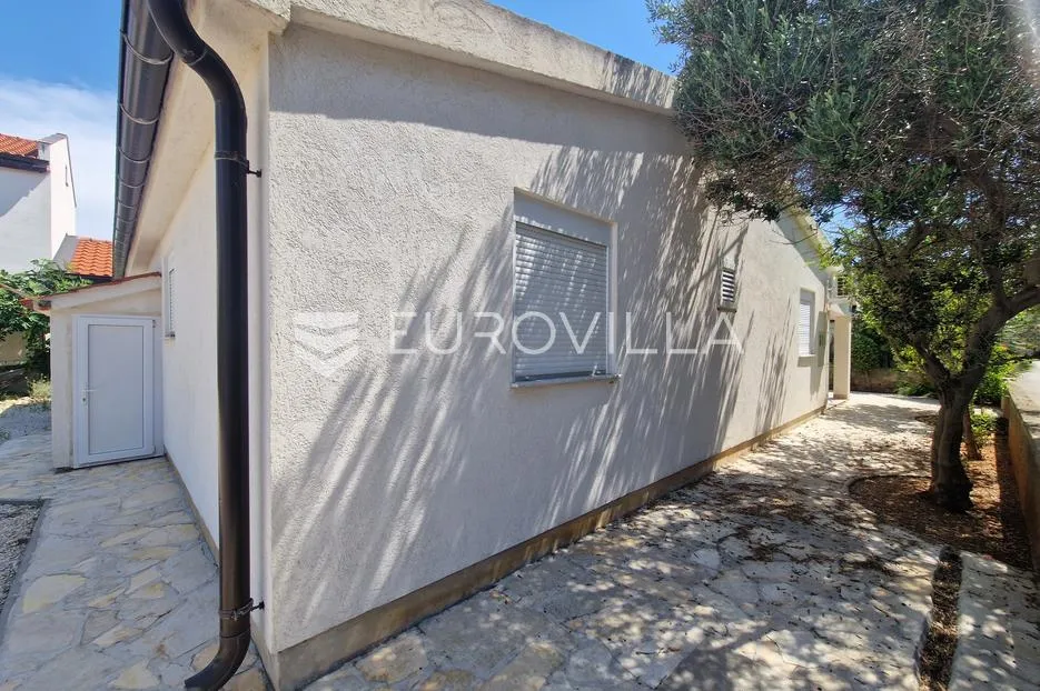 vir, kuća s dva apartmana, 6 spavaćih soba i velikim privatnim dvorištem - slika 40