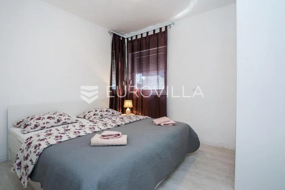 vir, stambeno poslovna zgrada u samom centru otoka 2 apartmana na 1. katu - slika 13