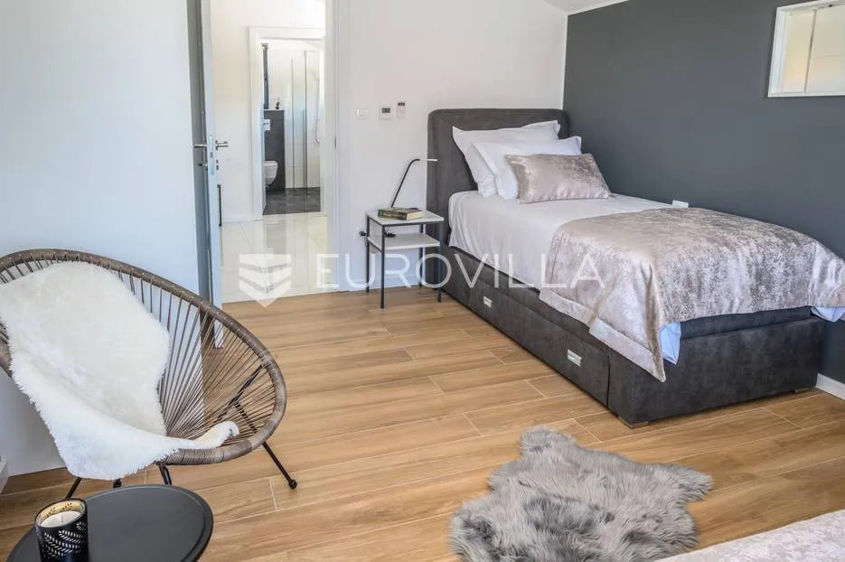 šibenik, prekrasna villa s bazenom i košarkaškim igralištem - slika 50