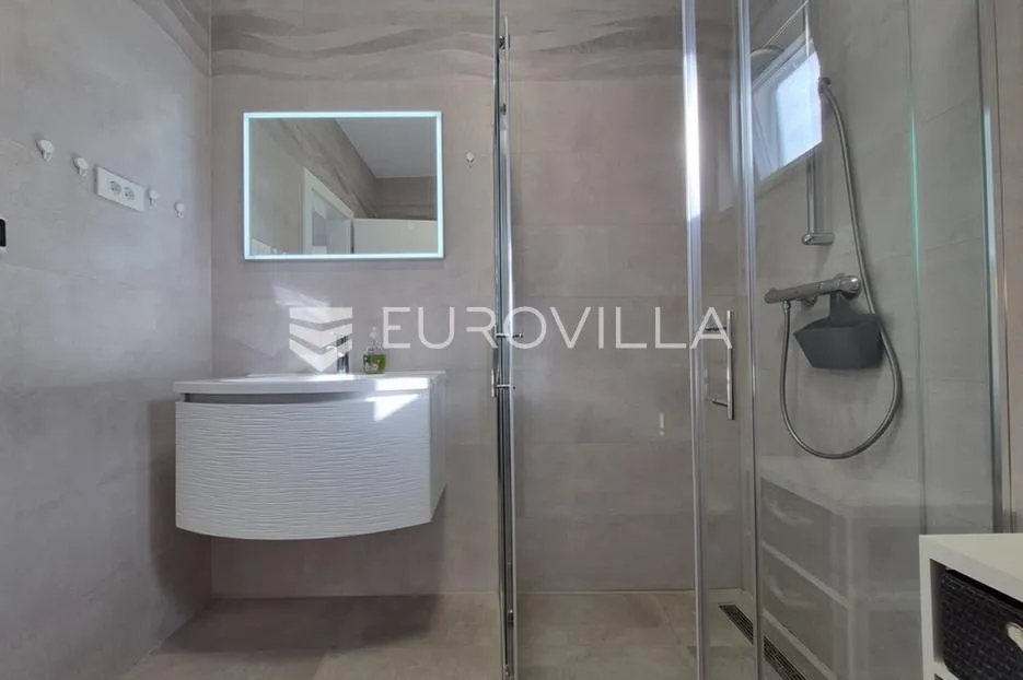 vir, prizemni apartman s 2 spavaće sobe, 40 m od mora, top lokacija - slika 18