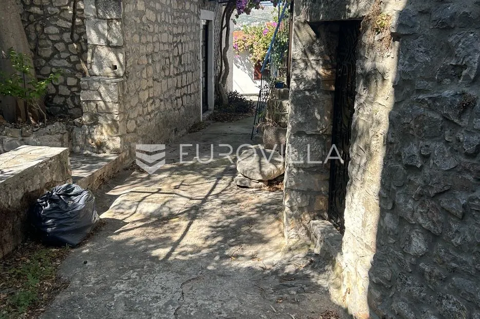 trogir, okrug gornji, stara kuća u nizu površine 150 m² - slika 7