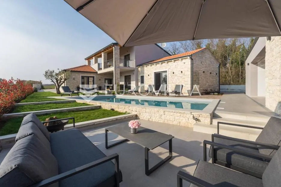 sveti lovreč, prekrasna vila s bazenom na uređenoj okućnici od 1874m2 - slika 2
