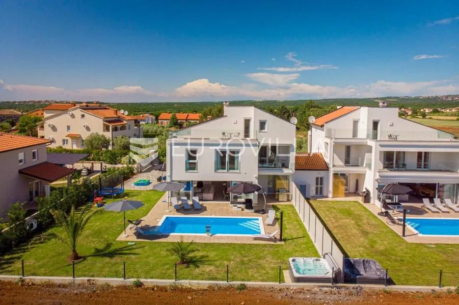 istra, poreč, luksuzna vila 244 m2 s bazenom i velikom uređenom okućnicom, pogled na more - slika 4