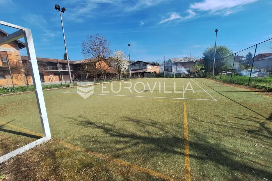 karlovac, borlin, kuća 720 m² s poslovnim prostorom, gospodarskom zgradom i nogometnim terenom - slika 20