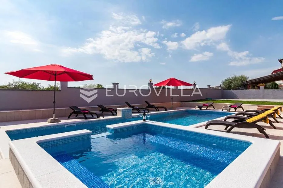 pula, valdebek, samostojeća kuća s bazenom i lijepom okućnicom, 386 m² - slika 4