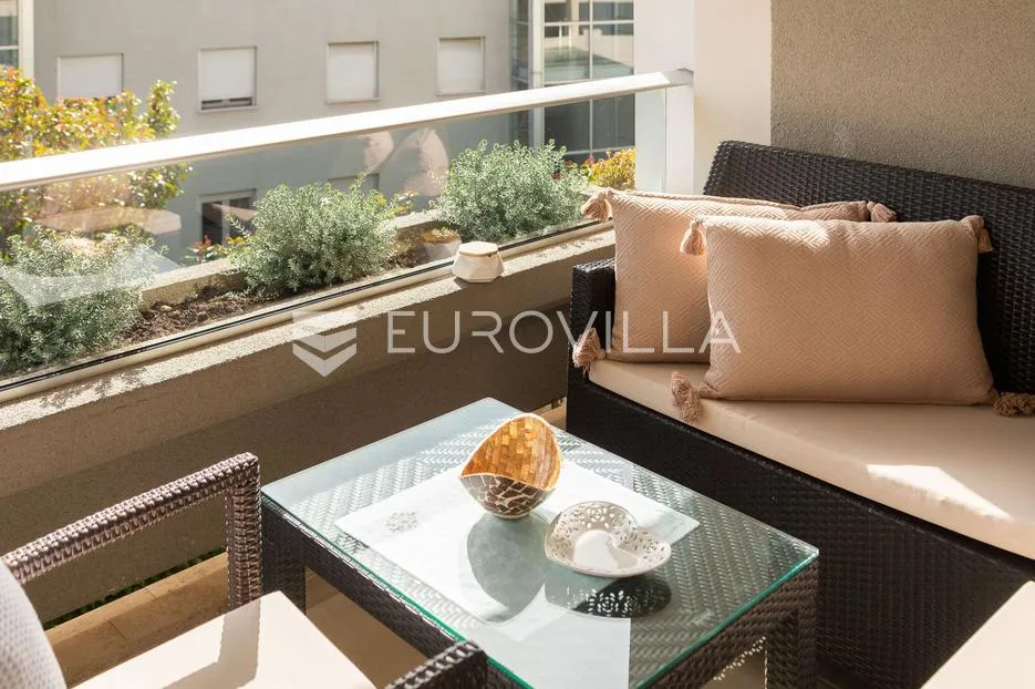 split, firule, luksuzan dvosoban stan 82m2, parking, do 1.6.2026. - slika 4