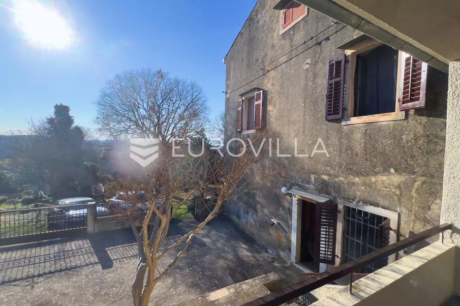 istra, poreč okolica, kuća s dva stana i dvorištem na mirnoj lokaciji - slika 6