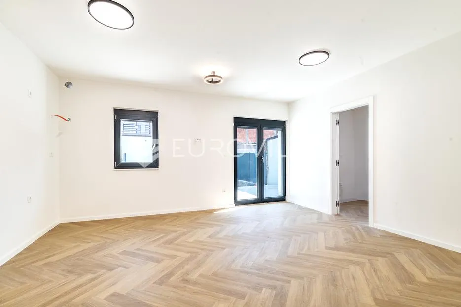 Zagreb, Ravnice, atraktivan trosoban stan s terasom i vrtom, 63 m²