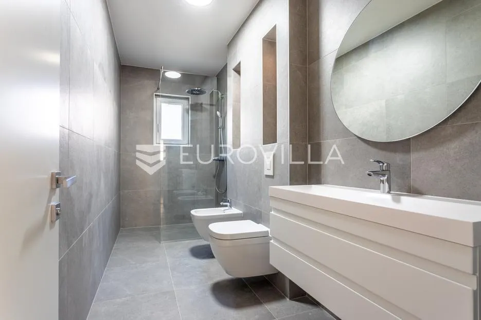 vodice, novogradnja, prostran apartman s dvorištem u centru mjesta, 148,24 m² - slika 6