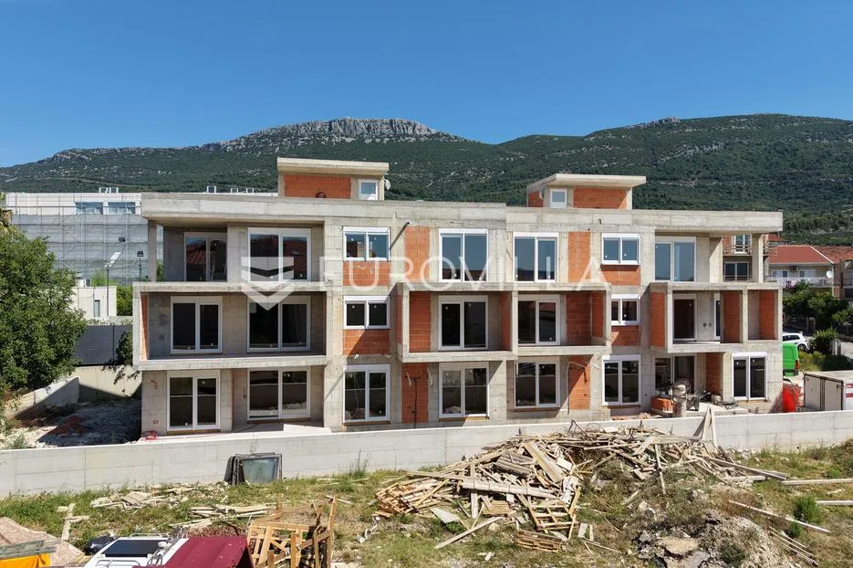 kaštel lukšić, trosoban penthouse s krovnom terasom i dva parkirna mjesta - slika 2