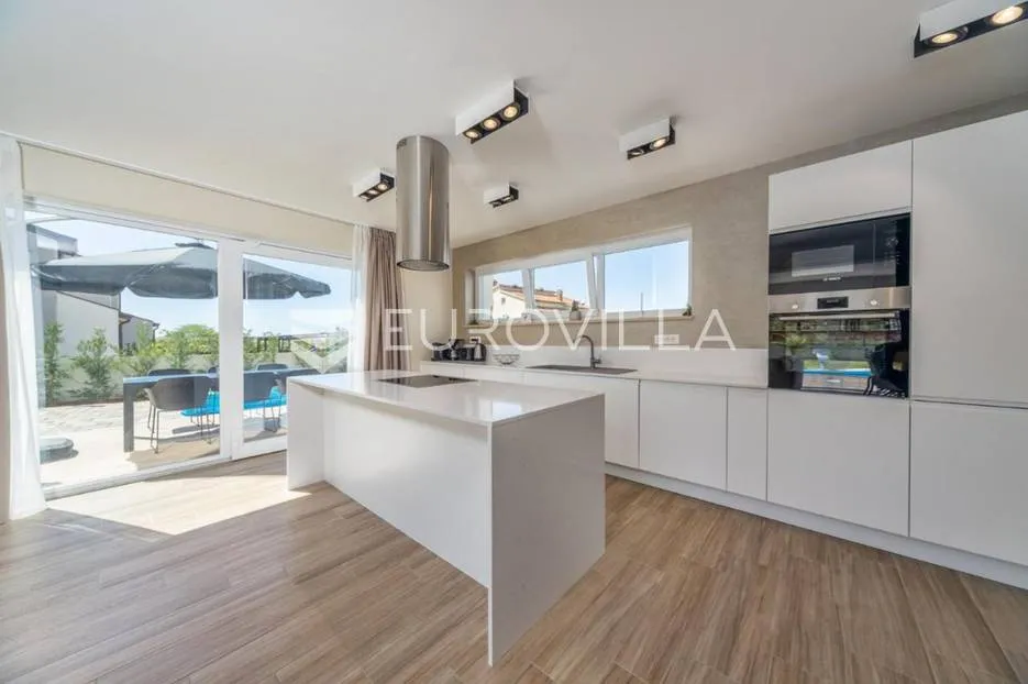 istra, poreč, luksuzna vila 244 m2 s bazenom i velikom uređenom okućnicom, pogled na more - slika 17