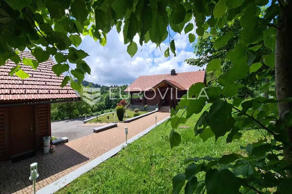 ravna gora, hleveci, šarmantna drvena vila s velikom okućnicom - slika 26