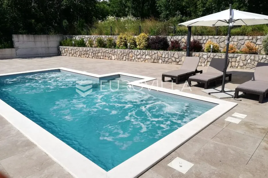 Kostrena, Rožmanići luksuzan stan s bazenom 154 m²