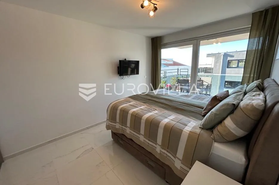 istra, novigrad – moderan stan s panoramskim pogledom na more i prostranom krovnom terasom - slika 9