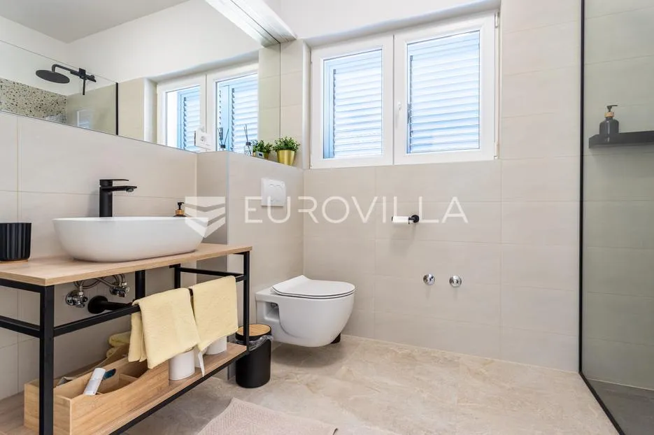 kaštela, novoizgrađena vila na mirnoj lokaciji - slika 11