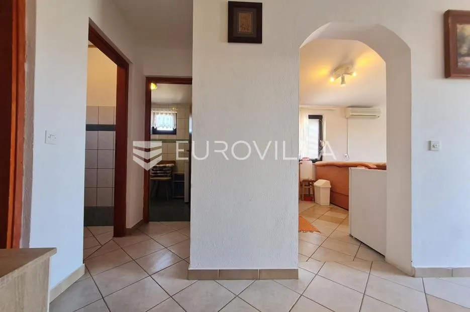 vir, nekretnina na izvrsnoj lokaciji, 40 m od mora, s dva odvojena apartmana - slika 22