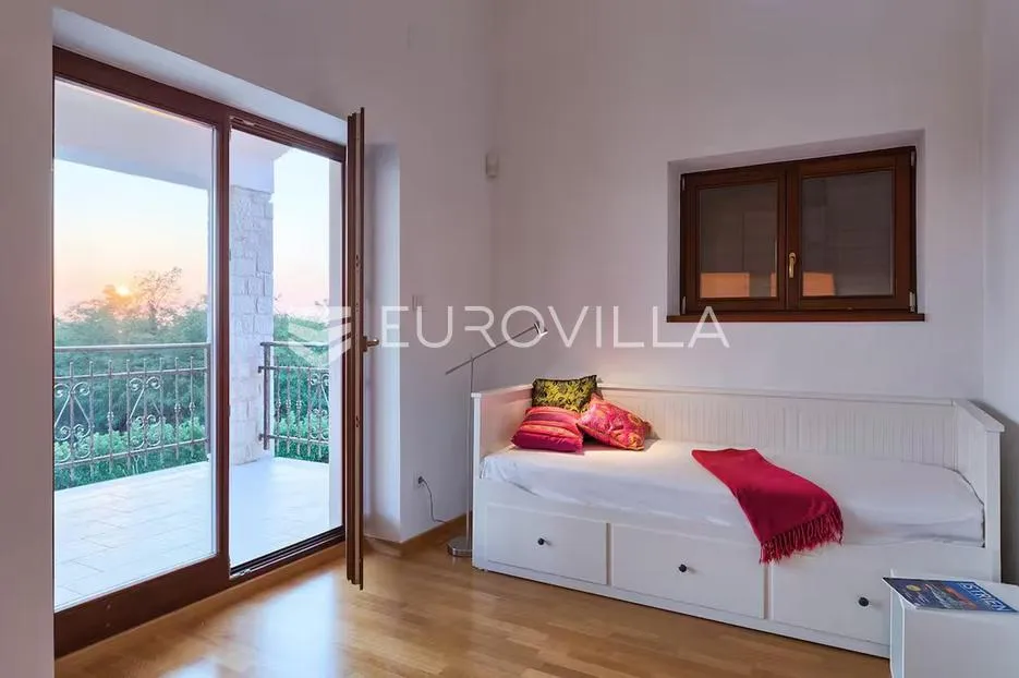 istra, tinjan, najam predivne kamene kuće s bazenom na velikoj uređenoj okućnici - slika 22