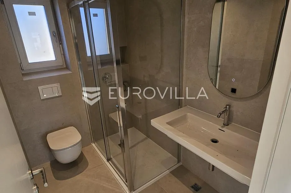 kaštel stari, trosoban stan 101 m²,velika terasa, zgrada s lifrom i garažom - slika 16