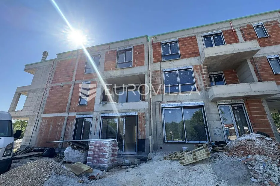 Istra, Pula, stan u prizemlju s vrtom, moderna novogradnja - Veli vrh