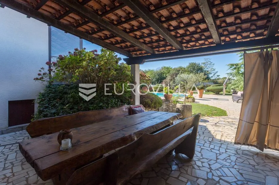 pula, veli vrh, vila s 4 odvojena apartmana, bazenom i velikom okućnicom - slika 16