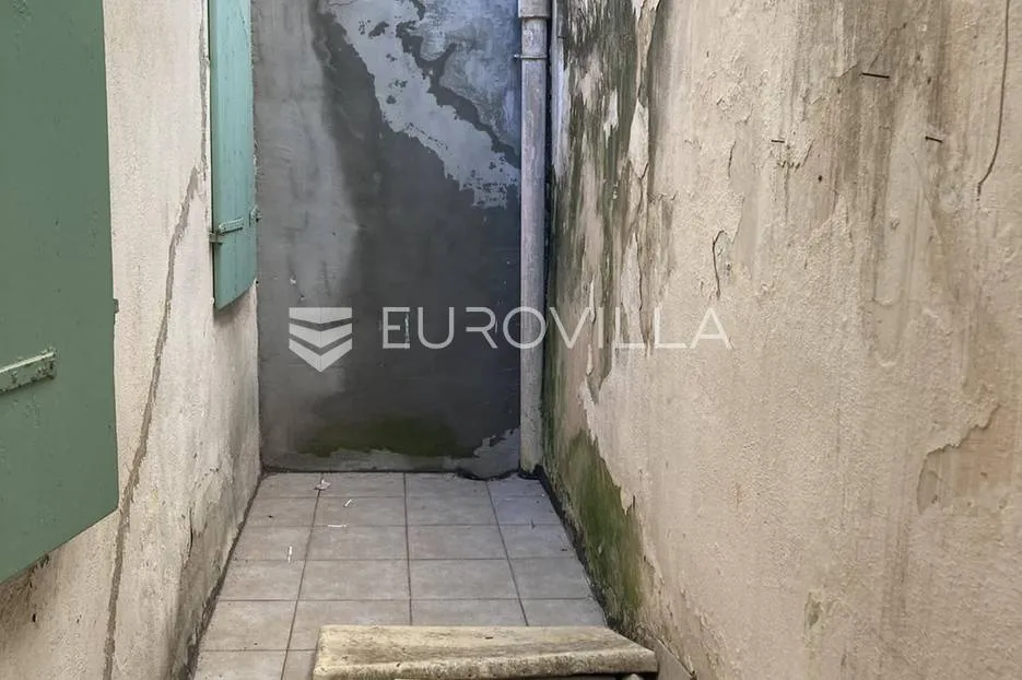 centar rovinja, kuća u nizu, 20 m do rive i mora, ogroman potencijal - slika 7