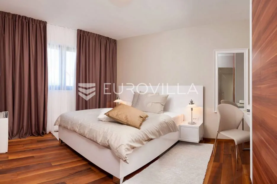 trogir, prekrasna luksuzna vila nadomak mora - slika 17