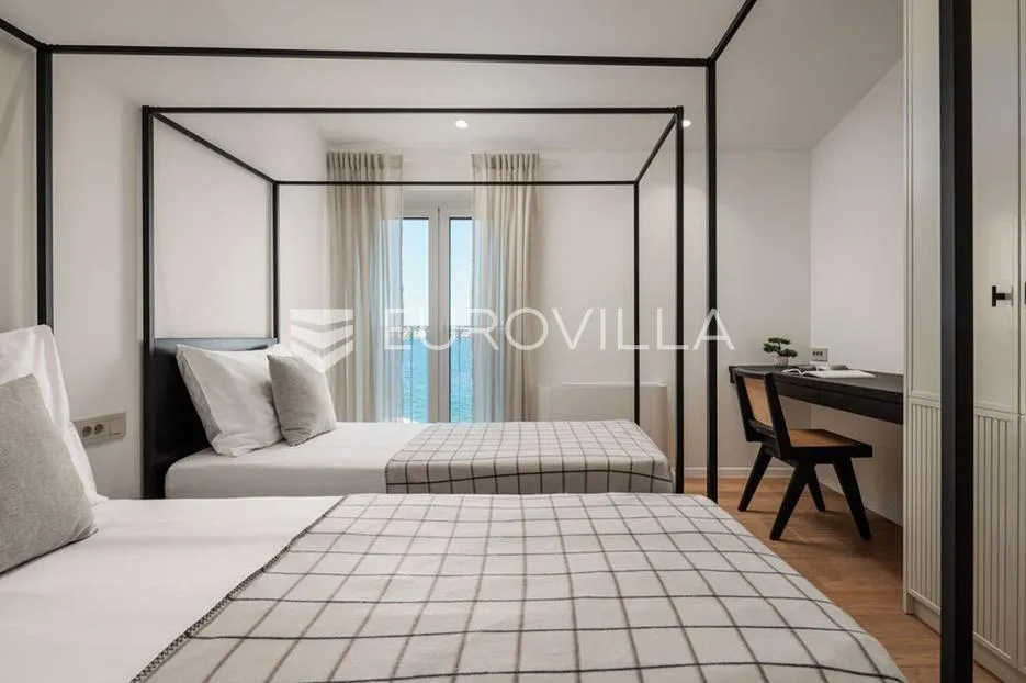 trogir, dalmatinska vila s bazenom u prvom redu do mora - slika 20