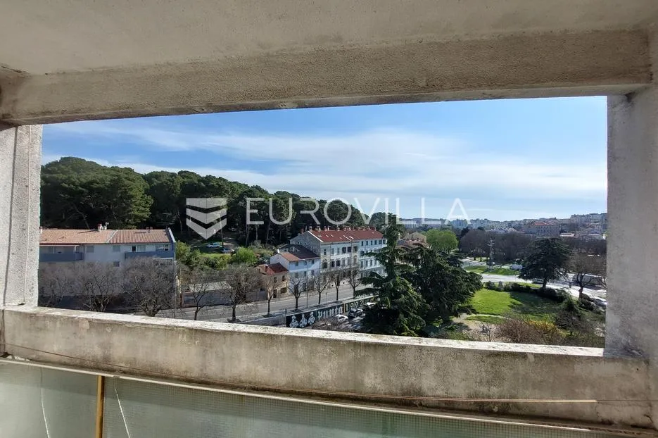 istra, pula, stan s pogledom na grad i šumu - slika 15