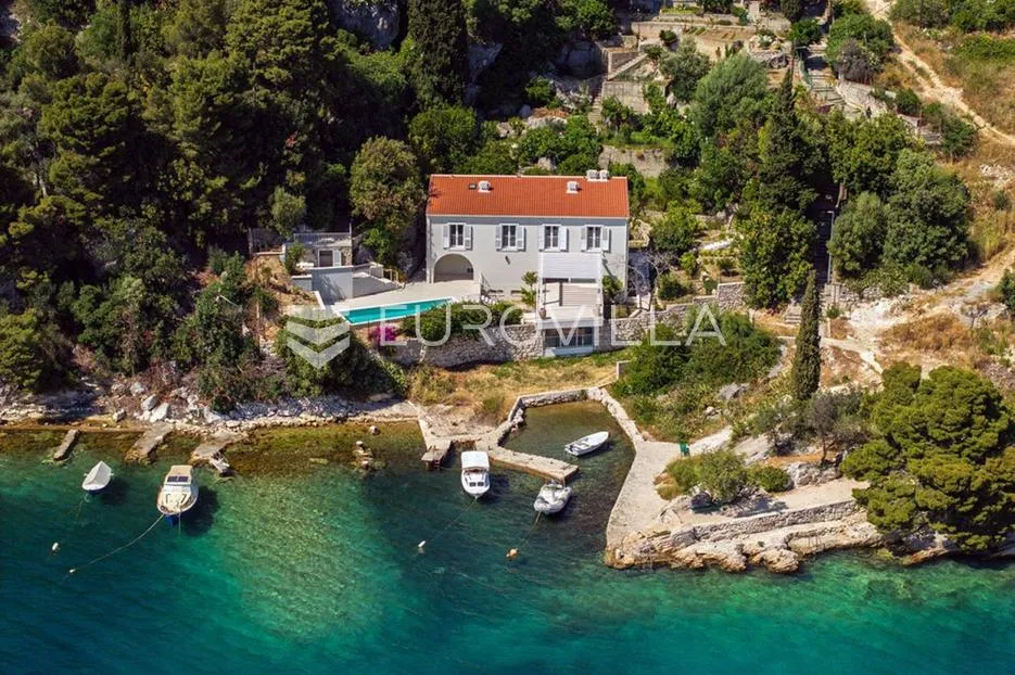 trogir, dalmatinska vila s bazenom u prvom redu do mora - slika 2