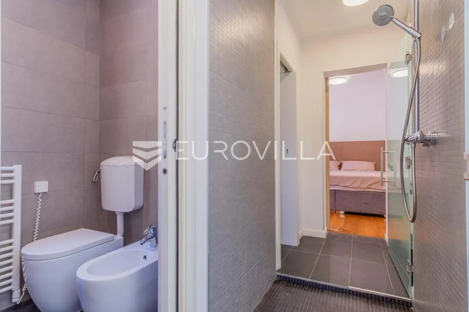 istra, poreč, unikatna dizajnerska vila s dodatnim apartmanom, wellnessom i grijanim bazenom - slika 58
