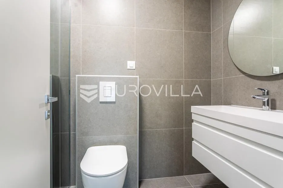 vodice, novogradnja, prostran apartman s dvorištem u centru mjesta, 139,61 m² - slika 12
