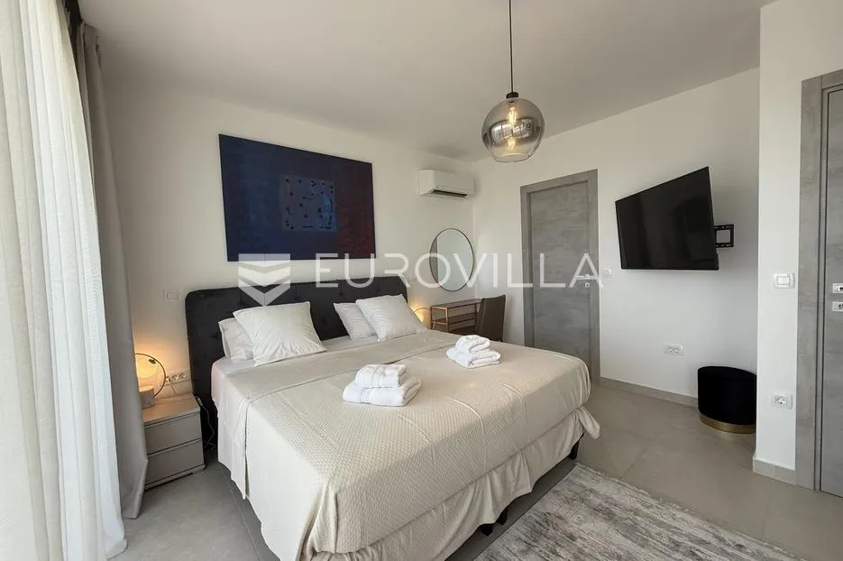 kaštel stari, moderna vila s bazenom i pogledom na more - slika 9