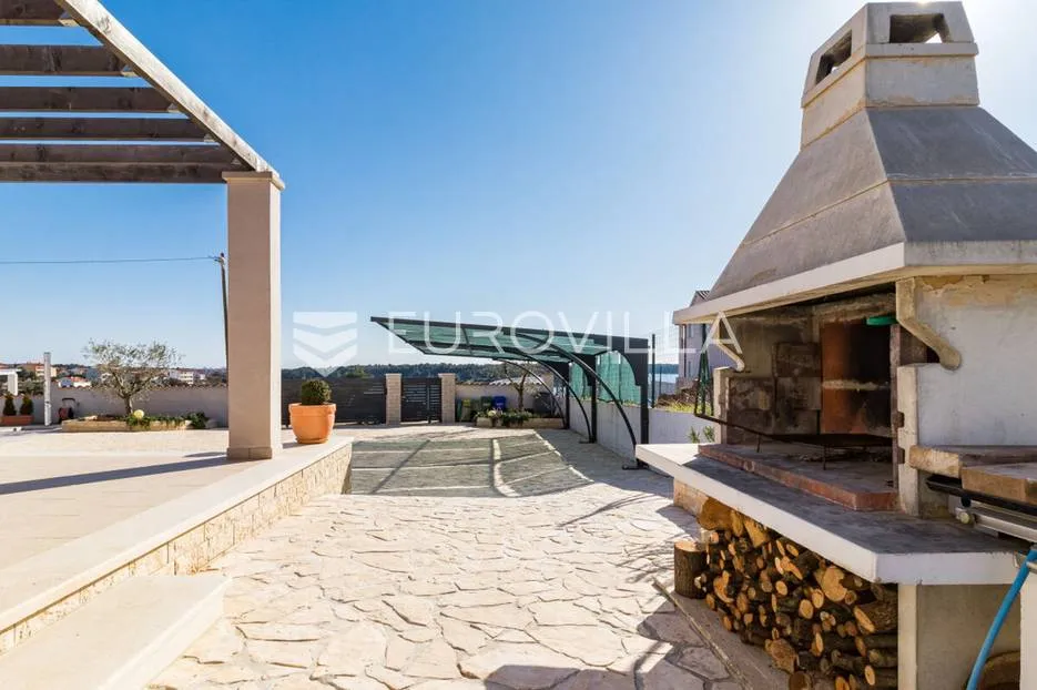 medulin, luksuzna vila s bazenom i velikom uređenom okućnicom 1050 m2, 300 m od plaže - slika 5