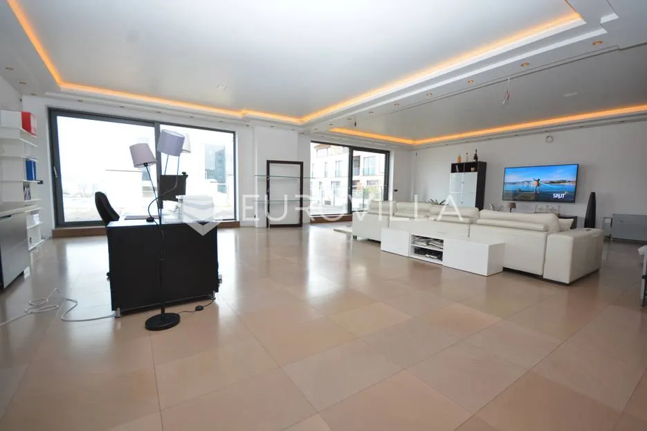 Zagreb, luksuzan, moderan, trosoban penthouse NKP 340 m2 + 3 GPM