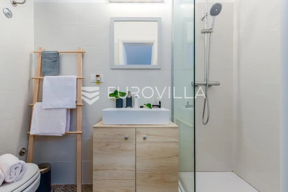 rijeka, centar, novouređen dvoetaži stan nkp 125 m2 s četiri apartmana - slika 23