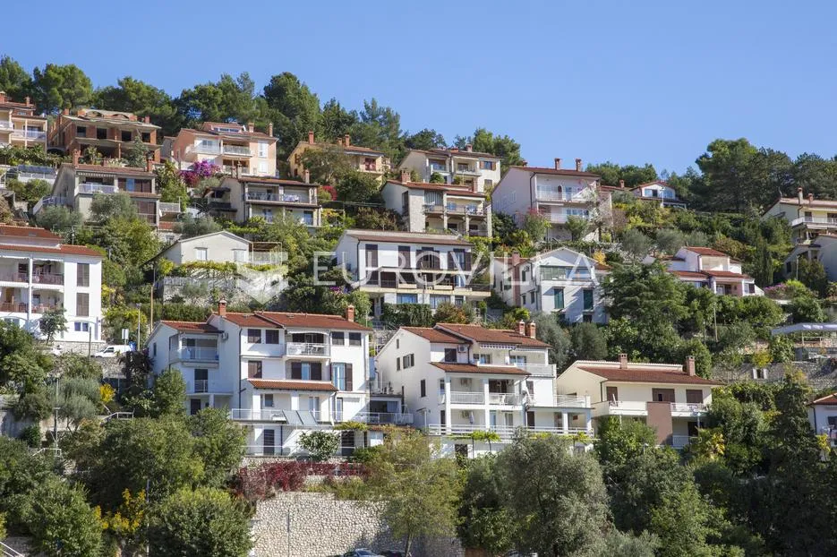 Istra, Rabac, dvojna kuća s tri stana i garažom s prekrasnim pogledom na more, 154,93 m²