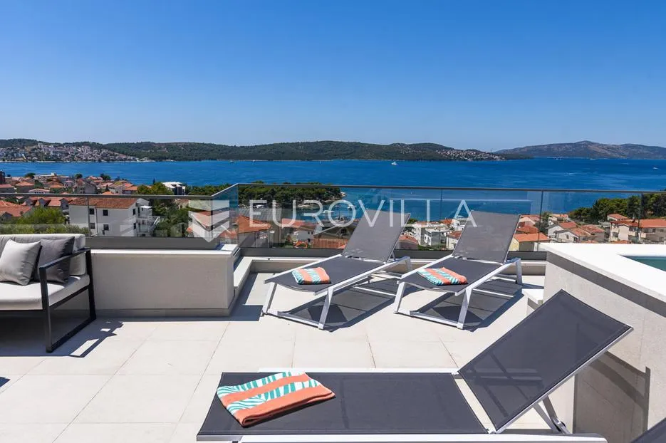 trogir, čiovo, luksuzan penthouse sa krovnom terasom i bazenom - slika 24