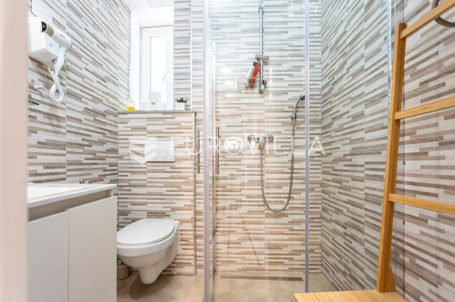 trogir, tri studio apartmana u centru grada - slika 13