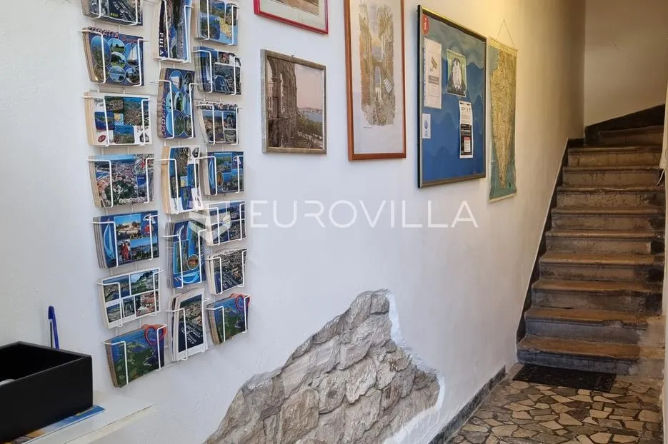 pula, zgrada sa 4 stana po 40 m2 u centru grada - pogodna za najam - slika 2