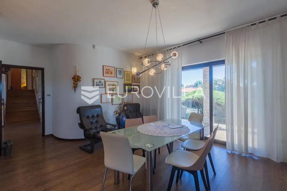 pula, veli vrh, vila s 4 odvojena apartmana, bazenom i velikom okućnicom - slika 48