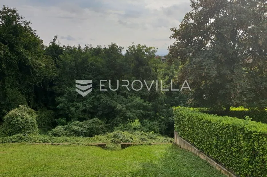 Pantovčak zemljište 11500 m² za gradnju obiteljske vile 500 m² - Zagreb