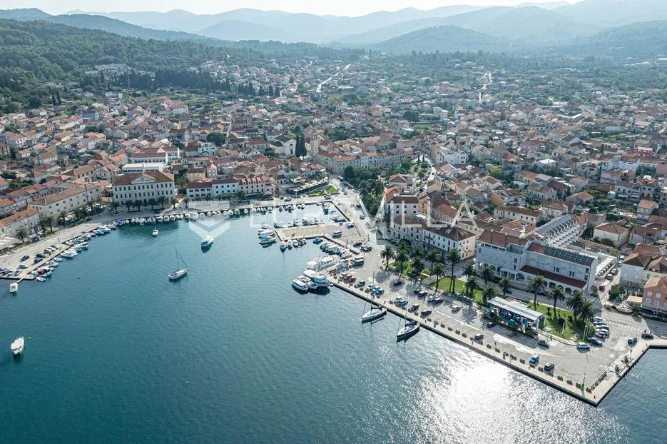 Otok Korčula, poslovno, stambena kamena zgrada uređena za ugostiteljsko poslovanje - Vela Luka