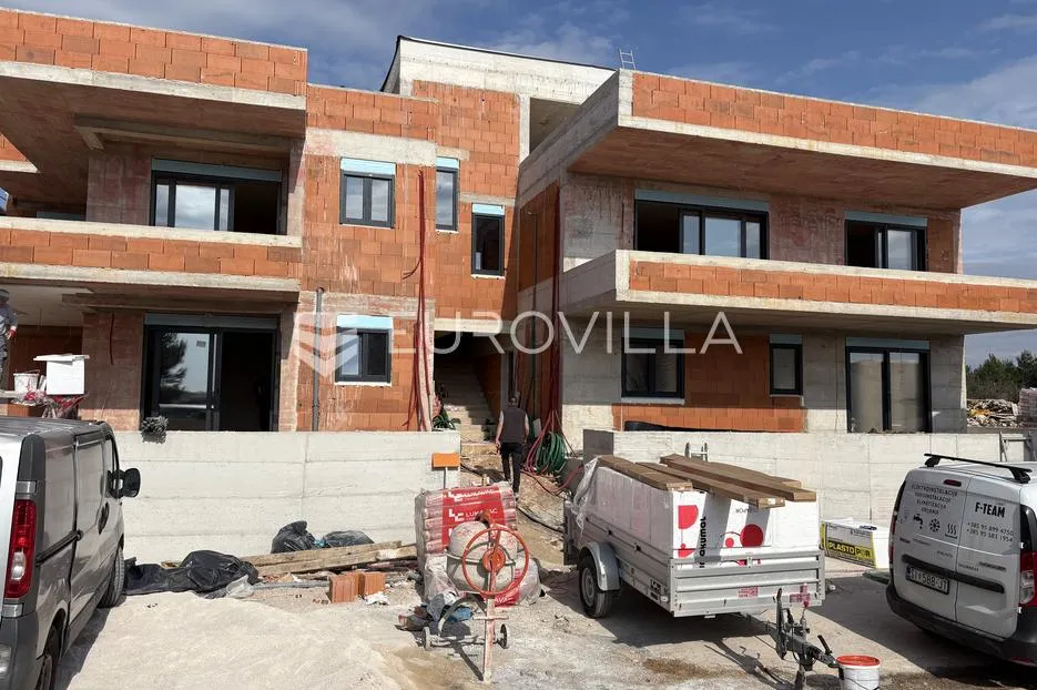 vodice, prekrasan stan s krovnom terasom i bazenom, 143,49 m² - slika 3