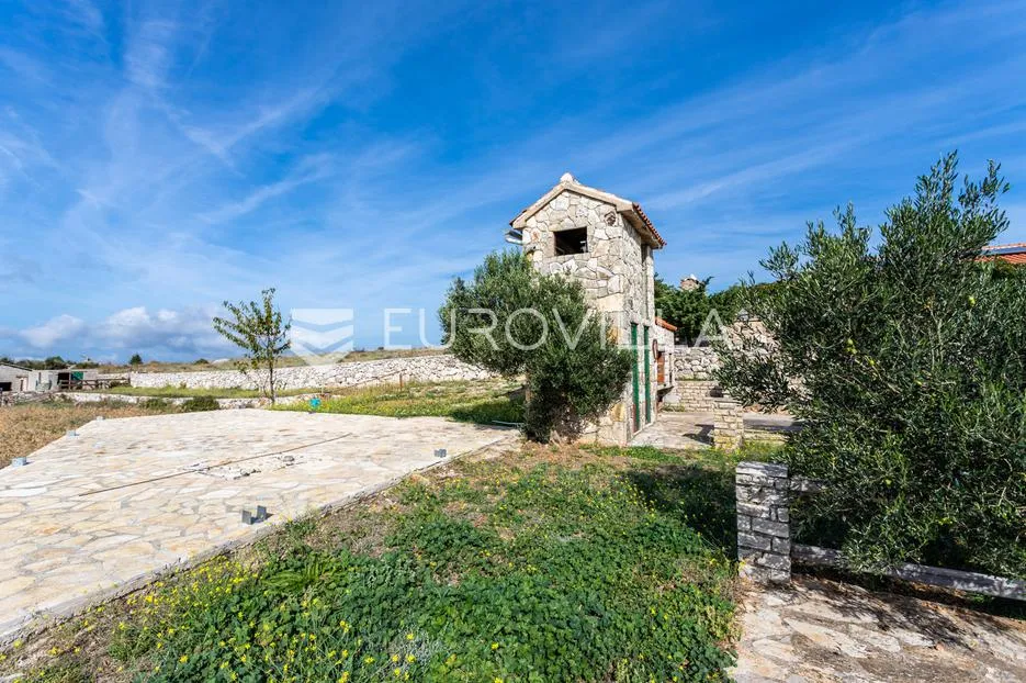 hvar, veliko lijepo imanje s tri kuće na parceli od 32500 m2 - slika 7
