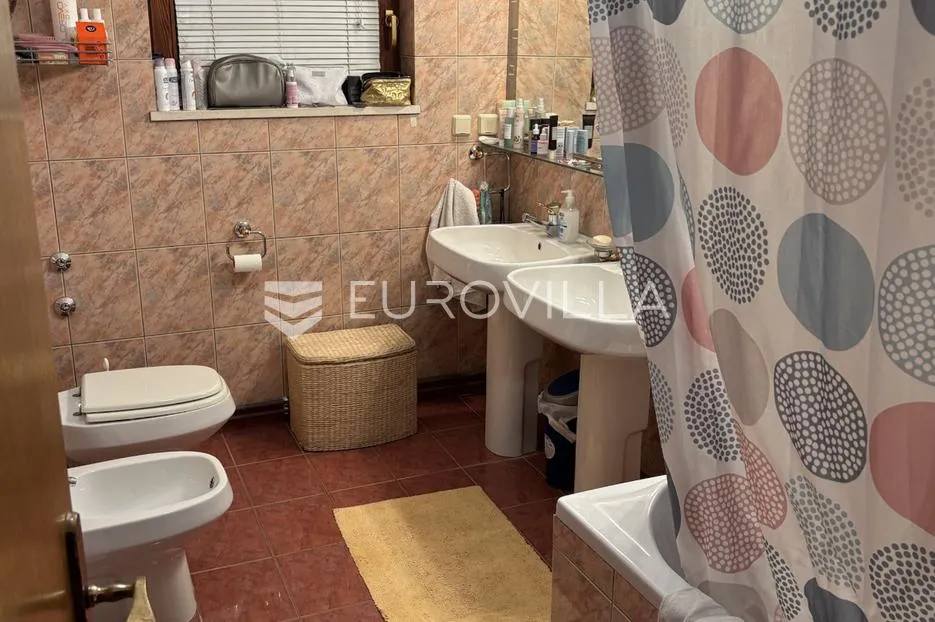 hvar, jelsa, stambeno poslovni kompleks idealan za investiciju - slika 11