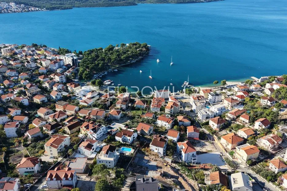 trogir, čiovo, dvosoban stan s krovnom terasom parkirno mjesto - slika 14